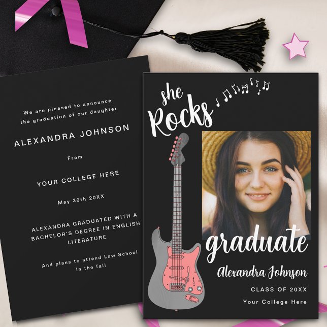 Invitación Foto de graduado de guitarra rosa con guión modern (Fun pink guitar black and white modern script graduate photo graduation announcement card)
