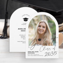 Foto de graduado en arco con guión moderno para fi