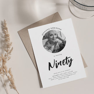Invitación Foto de guión minimalista 90 cumpleaños blanco neg