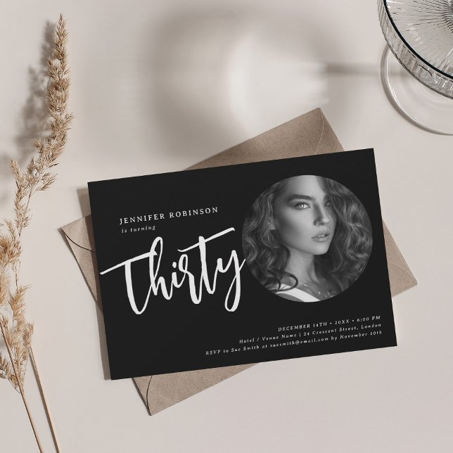 Invitación Foto de guión moderno 30 Fiesta de cumpleaños negr (Modern Script Photo 30th Birthday Party Black Invitation)