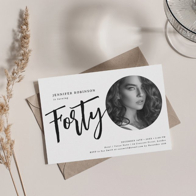 Invitación Foto de guión moderno 40 cumpleaños blanco y negro (Modern Script Photo 40th Birthday Black & White Invitation)