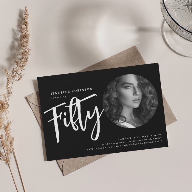 Invitación Foto de guión moderno 50 cumpleaños fiesta negro (Modern Script Photo 50th Birthday Party Black Invitation)