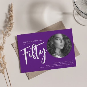 Invitación Foto de guión moderno 50 cumpleaños fiesta púrpura