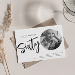 Invitación Foto de guión moderno 60 cumpleaños blanco y negro<br><div class="desc">Un elegante diseño de la fiesta de cumpleaños número 60 con foto personalizada,  tipografía moderna y texto personalizado.</div>