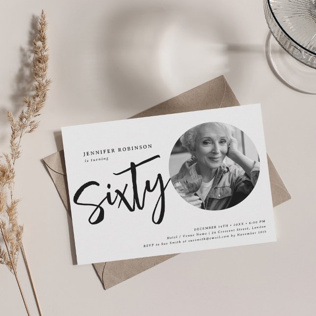 Invitación Foto de guión moderno 60 cumpleaños blanco y negro (Modern Script Photo 60th Birthday Black & White Invitation)
