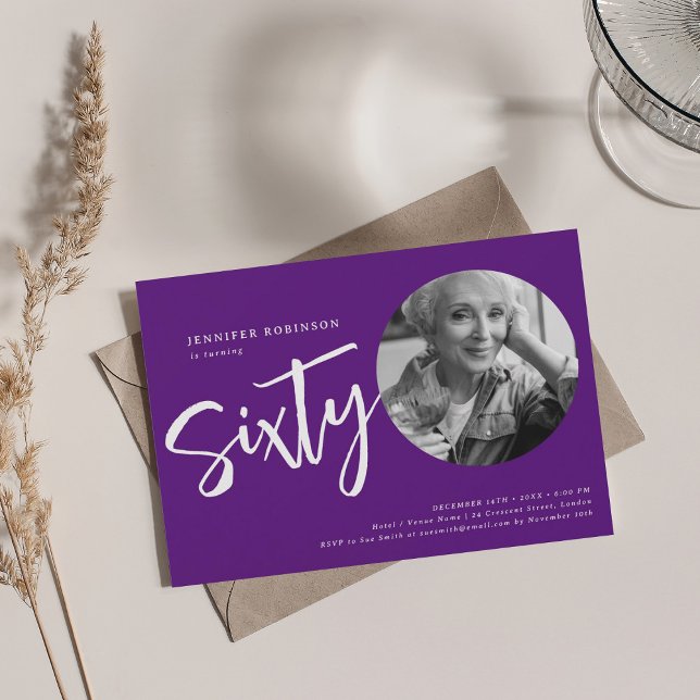 Invitación Foto de guión moderno 60 cumpleaños fiesta morada (Modern Script Photo 60th Birthday Party Purple Invitation)