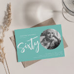 Invitación Foto de guión moderno 60 cumpleaños fiesta Verde a<br><div class="desc">Un elegante diseño de la fiesta de cumpleaños número 60 con foto personalizada,  tipografía moderna y texto personalizado.</div>