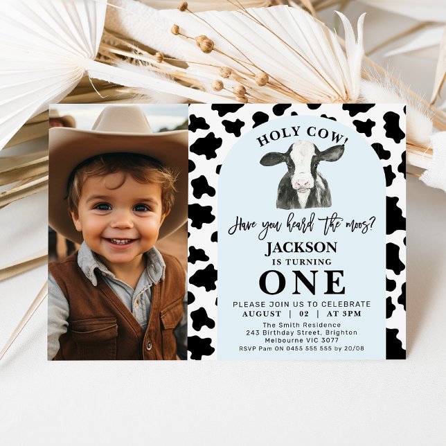 Invitación Foto de impresión de vaca negra de vaca sagrada cu (Boy's modern photo holy cow 1st birthday invitation featuring a black and white cow and cow print.)