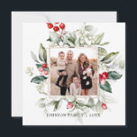 Invitación Foto de la familia Winter Berry<br><div class="desc">Este adorno navideño familiar tiene una hermosa acuarela de bayas y follaje que rodea tu foto. En la parte de atrás hay un texto que dice "Deseándote paz y felicidad a estos Navidades. Puedes personalizar con tus nombres y el año.</div>