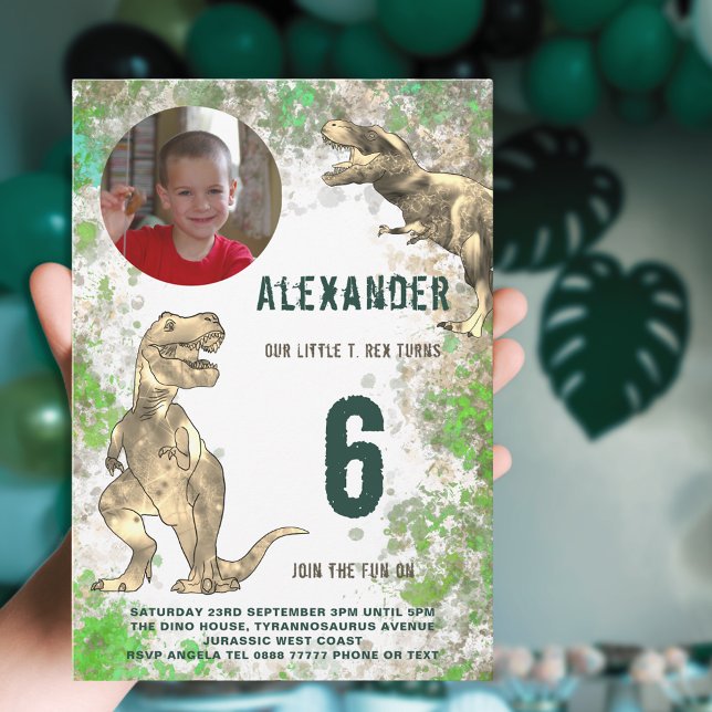 Invitación Foto de la fiesta de cumpleaños del dinosaurio T-R (Dinosaur T-Rex 6th birthday party photo invitation watercolor green and brown )