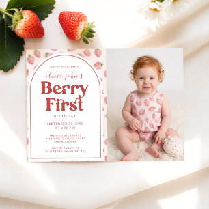 Invitación Foto de niña con fresa y bayas para el primer cump