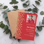 Invitación Foto de oro rojo de cumpleaños<br><div class="desc">Moderna,  elegante e invitada. Un fondo rojo decorado con un falso confeti dorado. Personalice y agregue la foto,  un nombre y detalles del fiesta. Texto blanco.</div>