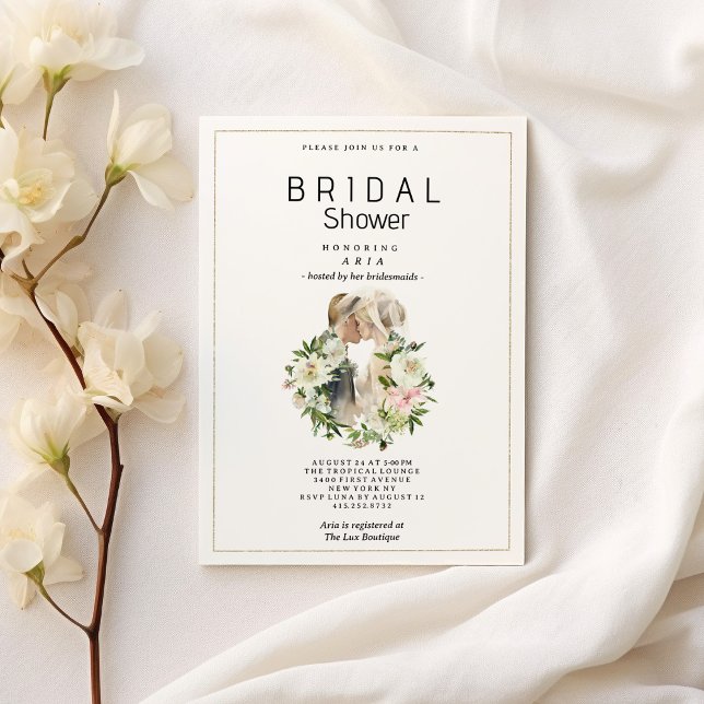 Invitación Foto de pareja floral blanca y rosa de menta Ducha (Mint pink white floral couple photo Bridal Shower)