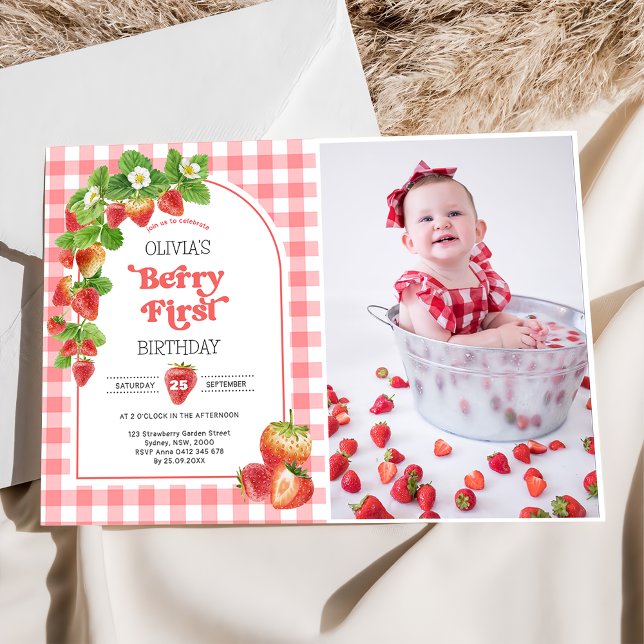Invitación Foto de primer cumpleaños de Pink Gingham Strawber (Subido por el creador)