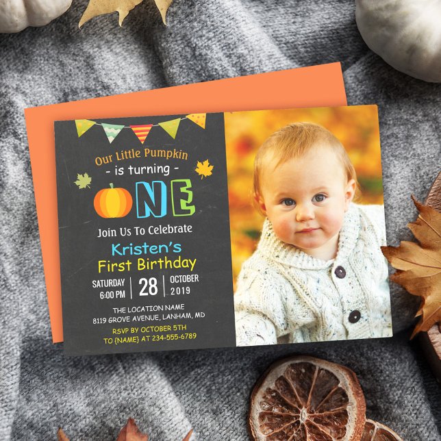 Invitación Foto de primer cumpleaños del bebé de la calabaza  (Get ready for a day of joy and pumpkin-filled fun with this delightful and customizable invitation!)