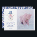 Invitación Foto de Snowman de Damask, nieto rosa y azul<br><div class="desc">Esta tarjeta de Navidades tiene un diseño precoz de abuelo con Snowman con un gorra azul y rosa y un arco rosado. En el fondo hay un texto azul que dice "Feliz Navidad". Puede personalizar con un nombre y un año. La parte trasera tiene un patrón de damasco azul oscuro...</div>