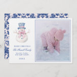 Invitación Foto de Snowman de Damask, nieto rosa y azul<br><div class="desc">Esta tarjeta de Navidades tiene un diseño precoz de abuelo con Snowman con un gorra azul y rosa y un arco rosado. En el fondo hay un texto azul que dice "Feliz Navidad". Puede personalizar con un nombre y un año. La parte trasera tiene un patrón de damasco azul oscuro...</div>