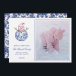 Invitación Foto de Snowman de Damask, nieto rosa y azul<br><div class="desc">Esta tarjeta de Navidades tiene un diseño precoz de abuelo con un muñeco de nieve rosa y azul marino. En el fondo hay un texto azul que dice "Feliz Navidad". Puede personalizar con un nombre y un año. La parte trasera tiene un patrón de damasco azul oscuro coordinado.</div>