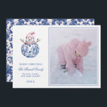 Invitación Foto de Snowman de Damask, nieto rosa y azul<br><div class="desc">Esta tarjeta de Navidades tiene un diseño precoz de abuelo con un muñeco de nieve rosa y azul marino. En el fondo hay un texto azul que dice "Feliz Navidad". Puede personalizar con un nombre y un año. La parte trasera tiene un patrón de damasco azul oscuro coordinado.</div>