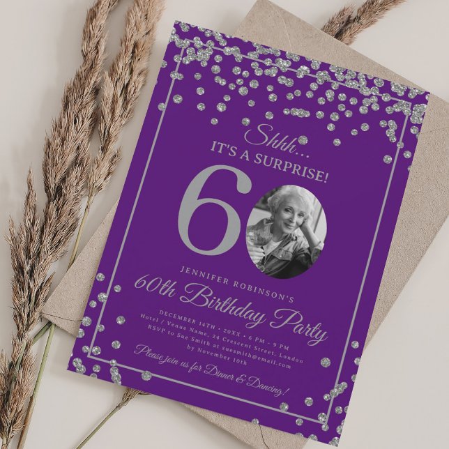 Invitación Foto de SORPRESA 60 Cumpleaños Confeti Plateado Mo (SURPRISE Photo 60 Birthday Silver Confetti Purple Invitation)