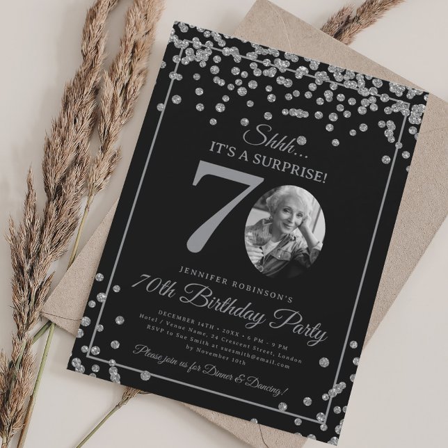 Invitación Foto de SORPRESA Cumpleaños 70 Cumpleaños Plata Co (SURPRISE Photo 70th Birthday Silver Confetti Black Invitation)