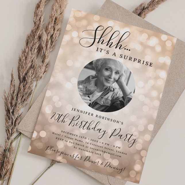 Invitación Foto de SORPRESA Cumpleaños 70 Rose Gold Bokeh (SURPRISE Photo 70th Birthday Rose Gold Bokeh Invitation)