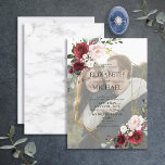 Invitación Foto de superposición de Vellum con floral geométr<br><div class="desc">Moderna y de moda, esta magnífica invitación a la boda presenta un diseño geométrico dorado adornado con flores y rosas de color rojo burdeos y rosa rubí, sobre una falsa capa de terciopelo, que muestra tu foto favorita de compromiso detrás. La parte trasera de la tarjeta incluye una textura falsa...</div>