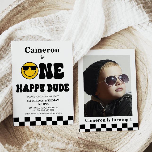 Invitación Foto de tablero de ajedrez Un tipo feliz primer cu (One happy dude 1st birthday invitation featuring retro text, checkerboard, yellow face and a photo)