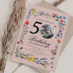 Invitación Foto de Wildflower Meadow 50 cumpleaños Rubor Pink<br><div class="desc">Un elegante diseño de la fiesta "50th Birthday" con foto personalizada,  tipografía moderna y motivos de flores silvestres.</div>