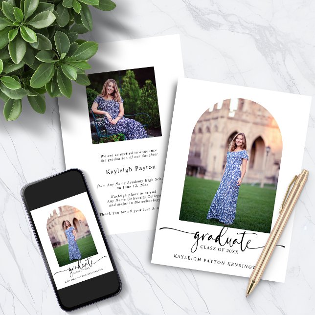 Invitación Foto del arco de graduación de guión de bonito (Pretty Script Graduation Arch Photo Invitation)