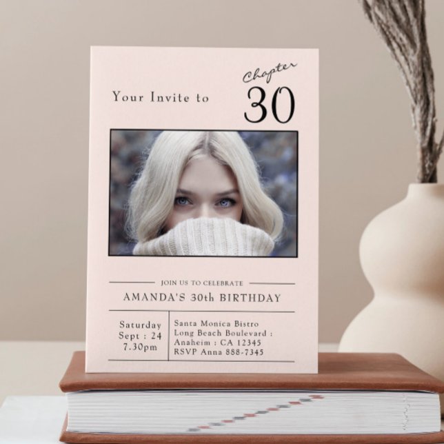 Invitación Foto del Fiesta 30 cumpleaños Rosado de Rubor Trei (Custom blush pink 30th birthday party invitation on a book.)
