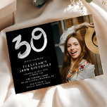 Invitación Foto del Fiesta de cumpleaños 30<br><div class="desc">Invitación a la foto del cumpleaños 30 de moda. El diseño presenta una fotografía de su elección en un fondo negro, con una plantilla sencilla de texto blanco que es fácil de personalizar. El número treinta es una divertida tipografía de pincel que le da a esta invitación un toque moderno....</div>