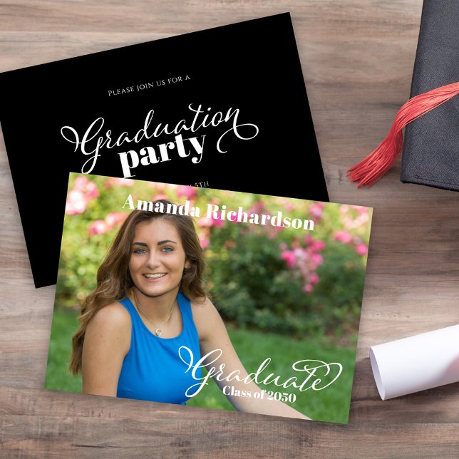 Invitación Foto del partido de graduación en blanco y negro (Graduation photo invitation with simple black and white typography. )