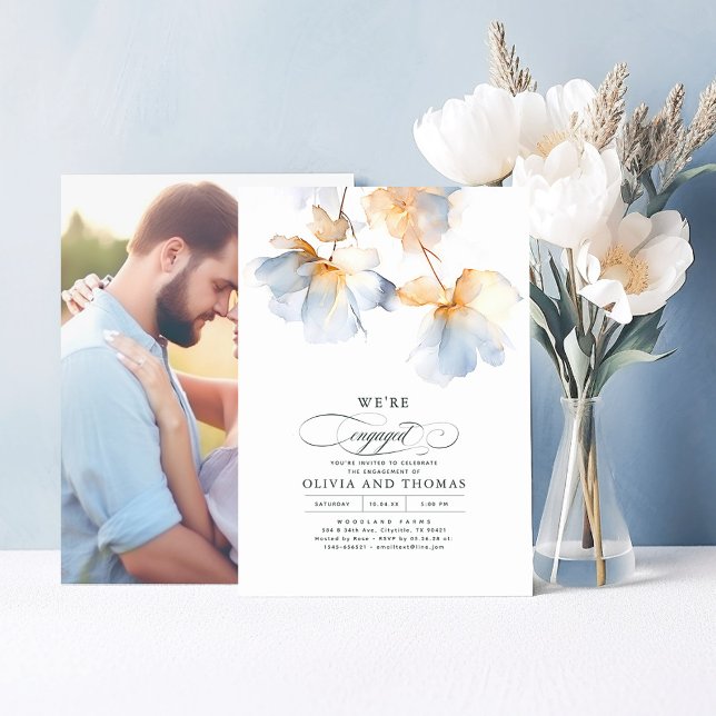 Invitación Foto del Partido del compromiso azul y polvoriento (Dusty Blue Flowers Engagement Party Invitations "We're Engaged")