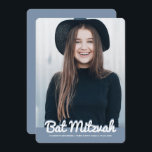 Invitación Foto del Personalizado moderno Bat Mitzvah<br><div class="desc">Este diseño está compuesto por un guion cursivo juguetón contrarrestado por una simple tipografía de san serif. Este diseño es moderno y sencillo. Agregar imagen de foto.

Disponible aquí:http://www.zazzle.com/store/selectpartysupplies</div>