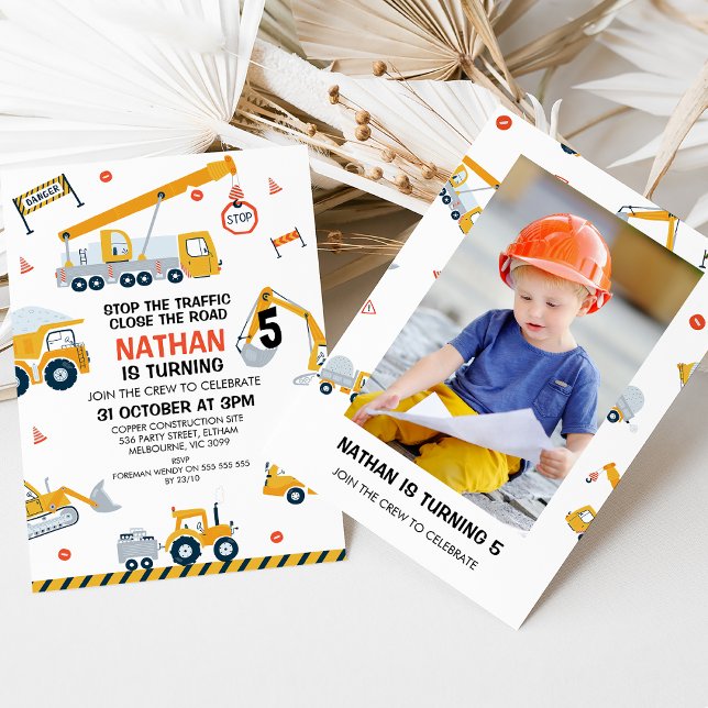 Invitación Foto Detener El Cumpleaños De La Construcción Del  (Stop the traffic, construction themed any age birthday invitation with photo on the back.)