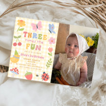 Foto divertida de cumpleaños de 3 años de niña con