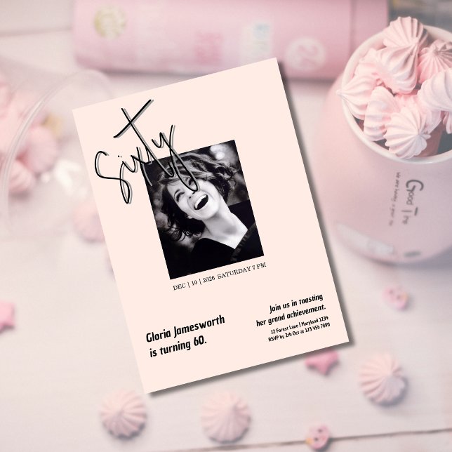 Invitación Foto divertida moderna de cumpleaños 60 rosa claro (Subido por el creador)