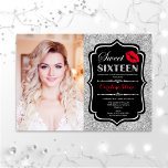 Invitación Foto dulce 16 cumpleaños Beso rojo plateado negro<br><div class="desc">Foto Dulce 16 cumpleaños Beso rojo negro plateado. Dulce invitación de fiesta de cumpleaños con tu foto. Incluye fuente de guión,  beso de labios y confeti. Elegante diseño rojo blanco negro con plata aux purpurina. Perfecto para una elegante celebración del día 16.</div>