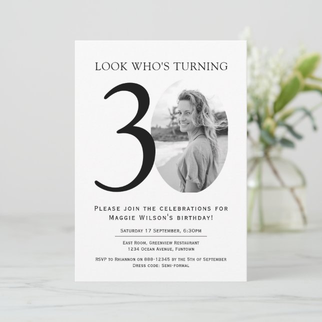 Invitación Foto en blanco y negro 30 cumpleaños (Anverso de pie)