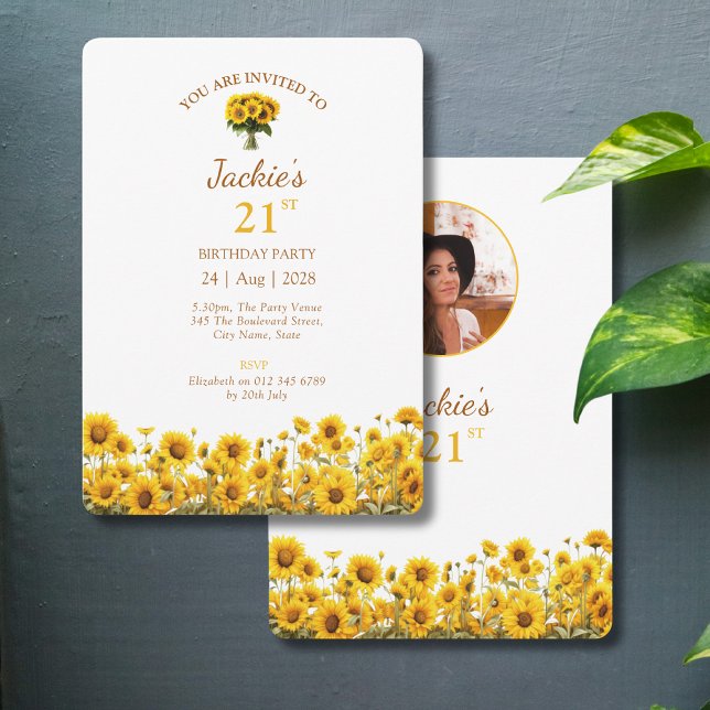 Invitación Foto floral de girasol rústico de cumpleaños 21 (21st Birthday party sunflower invitations against a grey background)
