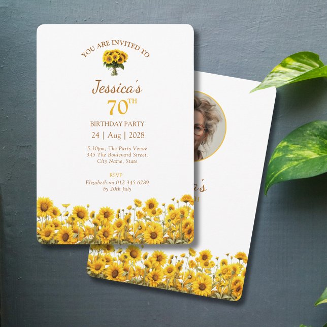 Invitación Foto floral de girasol rústico de cumpleaños 70 (70th birthday party invitations with sunflower design on a grey background.)