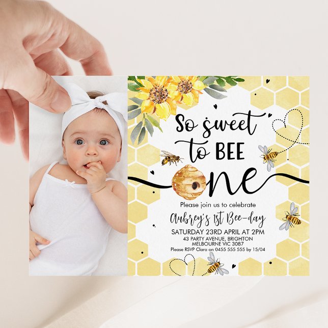 Invitación Foto floral tan dulce de ser un primer cumpleaños (Photo so sweet to be one bee themed birthday invitation featuring some bees, beehive and sunflowers.)