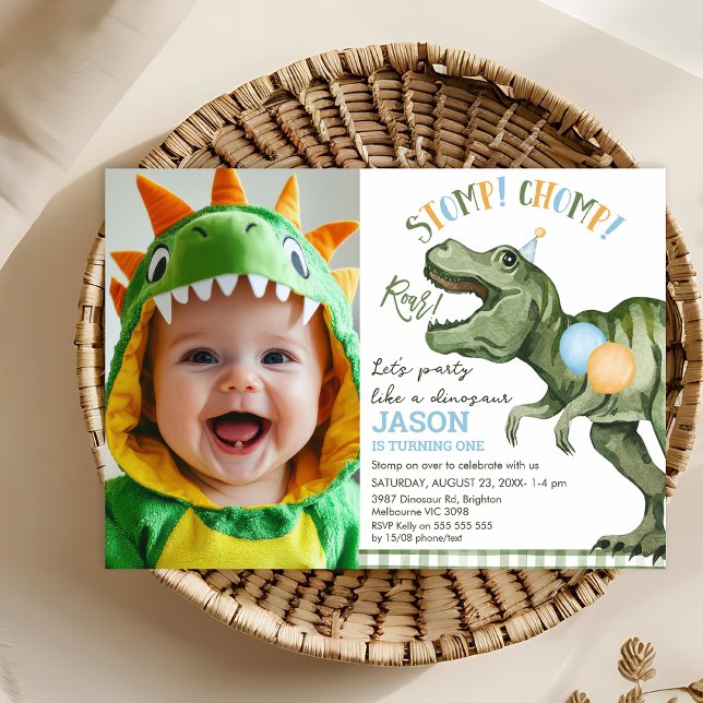 Invitación Foto Green Stomp Chomp Roar Dinosaur 1er cumpleaño (Stomp Chomp Roar Dinosaur 1st Birthday Invitation Template, Photo Dino Birthday Invitation Party)