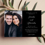 Invitación Foto lateral Mod El Calligraphy Boda Negro<br><div class="desc">Envíe invitaciones de boda hermosas y únicas con sus invitaciones de boda de caligrafía elegante de fotos laterales. Consigue que todos se entusiasmen con tu boda con una tarjeta que incluye tu foto favorita y algo de caligrafía.</div>