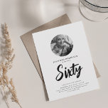 Invitación Foto mínima de guión 60 cumpleaños blanco negro<br><div class="desc">Un elegante diseño de la fiesta de cumpleaños número 60 con foto personalizada,  tipografía moderna y texto personalizado.</div>