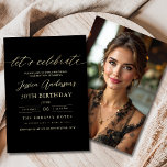 Invitación Foto minimalista Cumpleaños de Oro Negro<br><div class="desc">¡Celebra el haber cumplido 30 con estilo con una invitación Minimalista de cumpleaños Black y Gold! Con elegantes acentos en negro y oro, elegante tipografía de guiones y un diseño limpio y moderno, esta invitación marca el tono para una sofisticada celebración. Ideal para cualquier tipo de evento, desde salones de...</div>