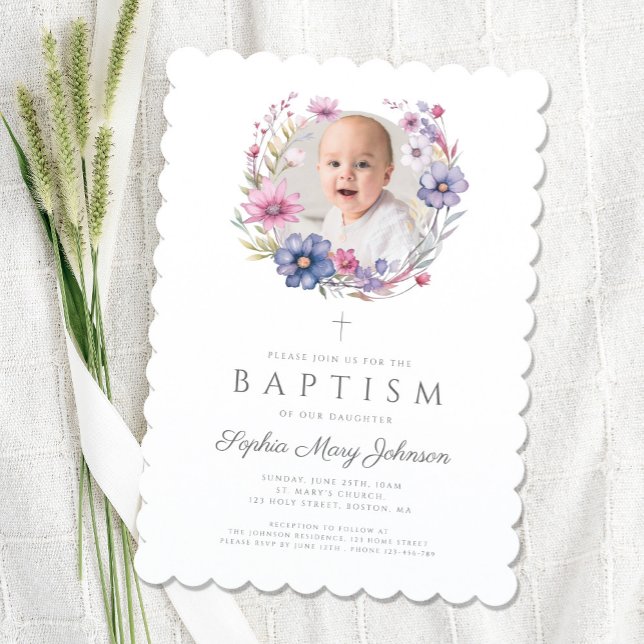 Invitación Foto moderna de bautismo Chica de flor silvestre (Modern Wildflower Wreath Girl Baptism Photo Invitation)