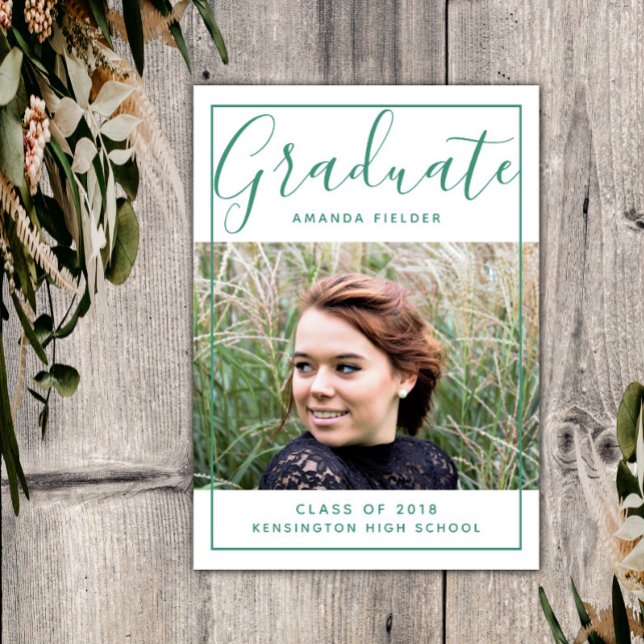 Invitación Foto moderna de graduación enmarcada | Verde (Green Modern Framed Graduation Photo Announcement)