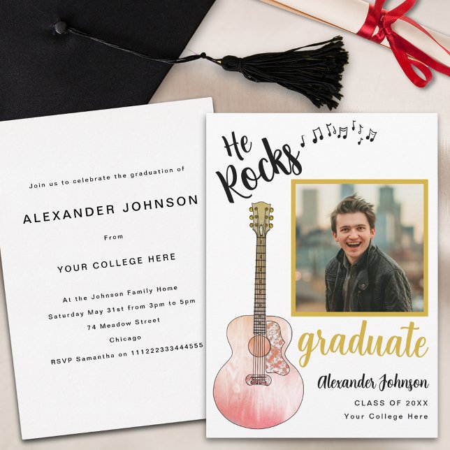 Invitación Foto moderna de graduado que roza fiesta de gradua (Cool he rocks rustic guitar country music graduation party invitation with graduate photo template )